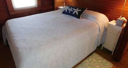 Iconic Brownie's Cabin, close to everything! (CS0046)