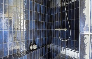 Douche, sèche-cheveux, serviettes fournies, savon