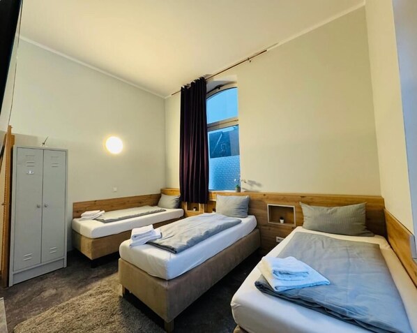 Suite estudio clásica | Escritorio, espacio para trabajar con laptop y cortinas blackout 