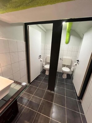 Condo clásico | Baño | Regadera, secadora de cabello, toallas, jabón 