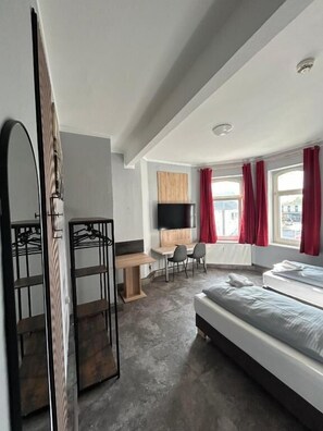 Habitación doble clásica | Escritorio, espacio para trabajar con laptop y cortinas blackout 