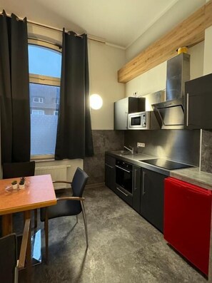 Suite estudio clásica | Cocina privada | Refrigerador, microondas, horno y parrilla de estufa 