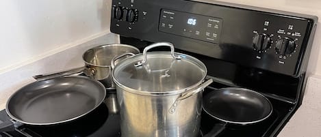 冰箱、微波炉、烤箱、炉灶