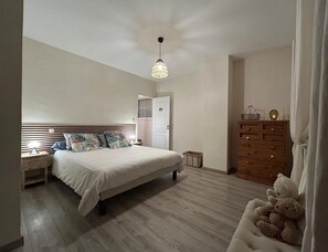 5 bedrooms, iron/ironing board, WiFi, bed sheets