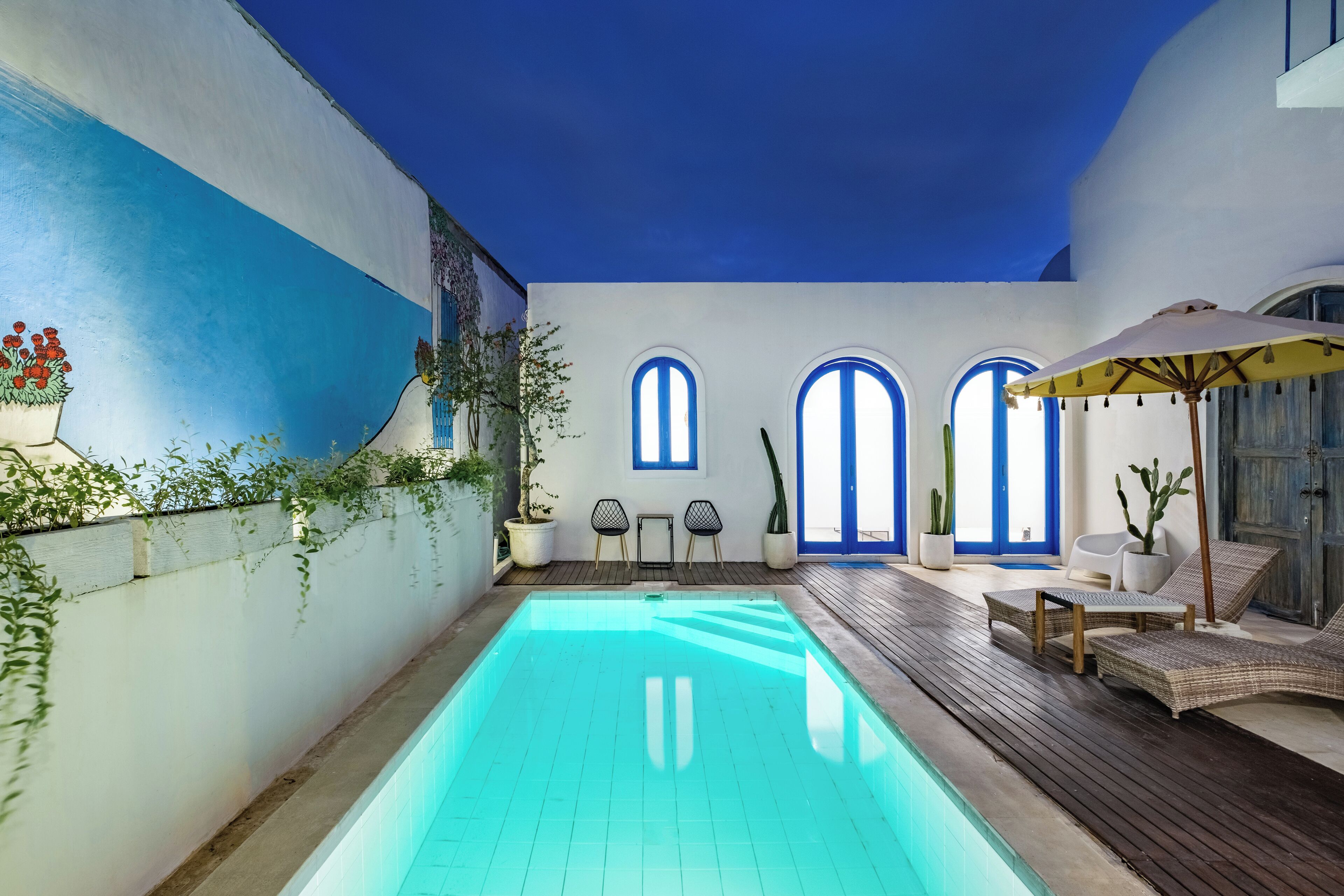 6 bedrooms, in-room safe, desk, laptop workspace