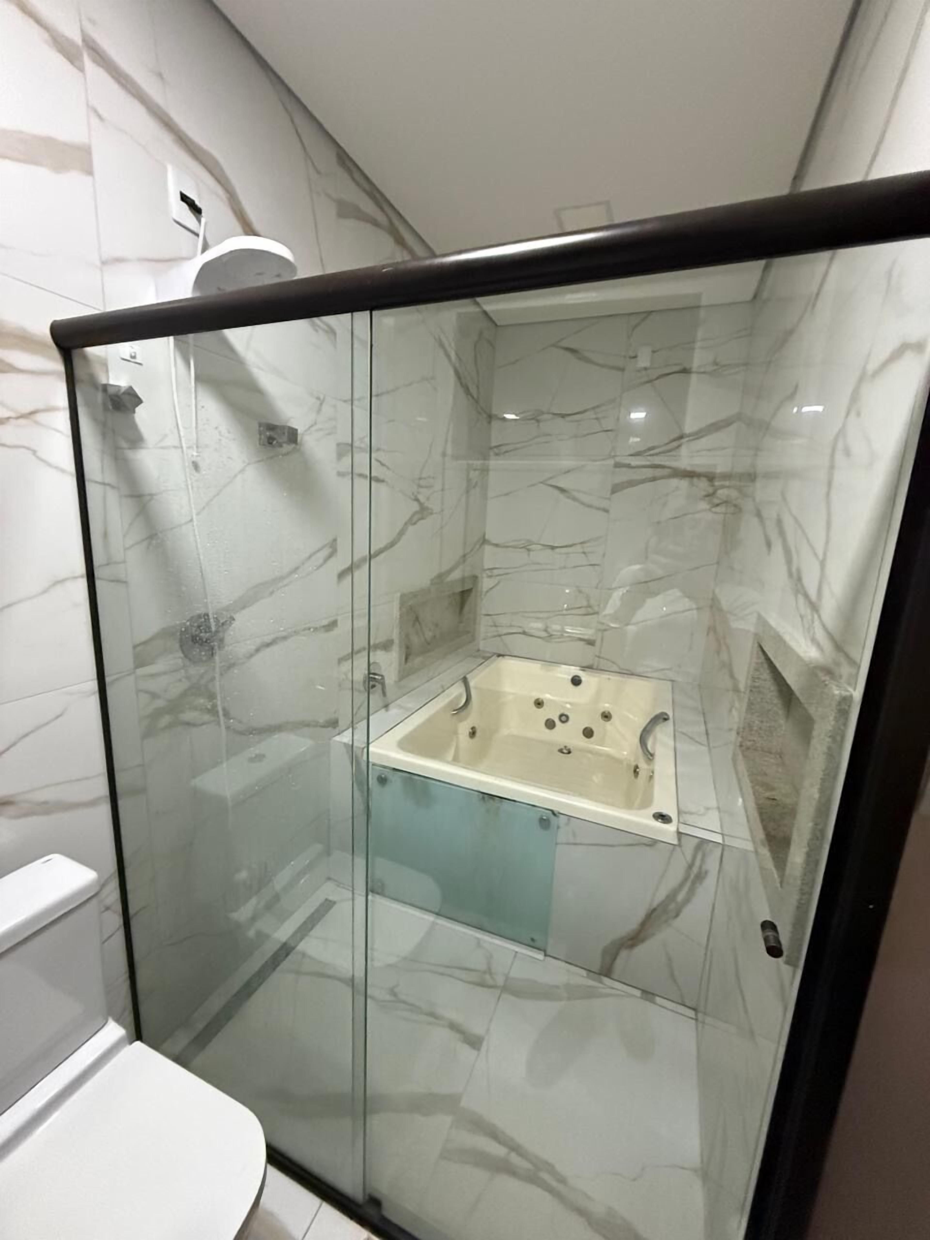 Secador de cabelo, toalhas de banho, sabonete, papel higiênico