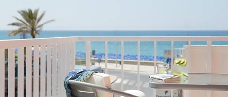 Departamento Confort, balcón, vista a la playa | Balcón