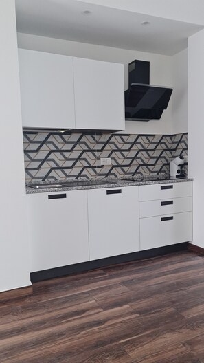 雪櫃、微波爐、焗爐、爐具