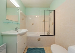 Secadora de cabello, toallas, papel de baño