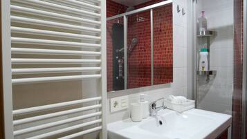 Douche, sĂšche-cheveux, serviettes fournies, savon
