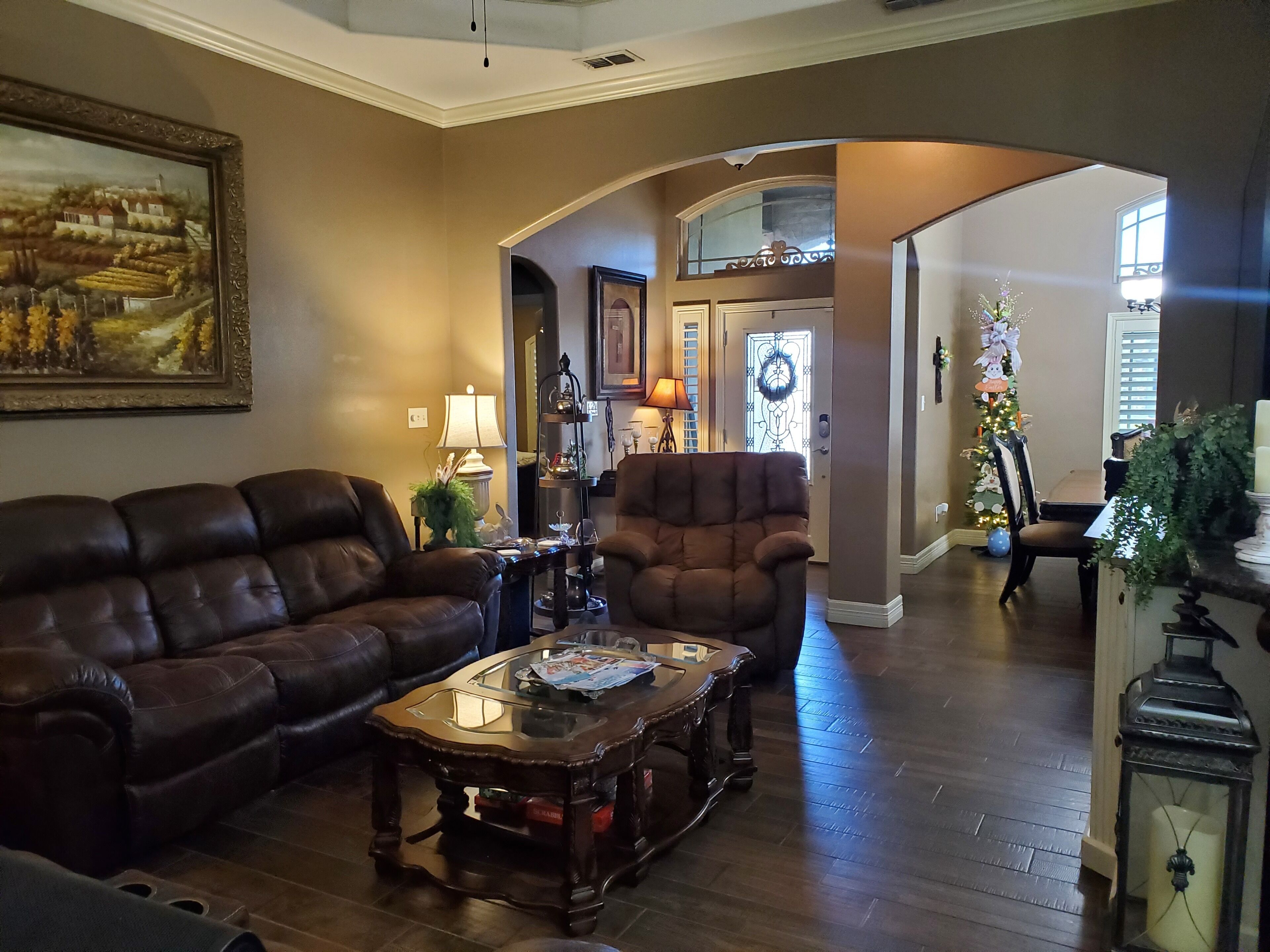 Téléviseur connecté, table de baby-foot, livres