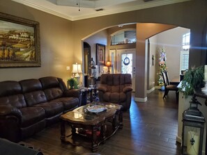 Smart-tv, bordsfotboll och böcker