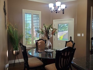 Dining - Cozy 2-bedroom house in Harlingen BBQ grill and back patio. (Harlingen)