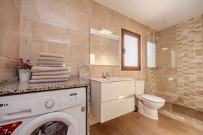 Shower, hair dryer, towels - Lovely 1 bedroom apartment (Puerto del Carmen)