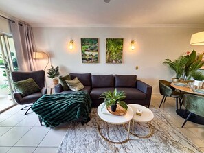 1 bedroom, Internet - Leaf Luxe - 9 Pools BBQ Gym (Cairns)