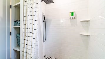 House | 2 bedrooms, desk