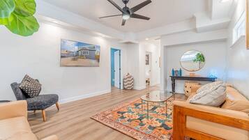 House | 2 bedrooms, desk