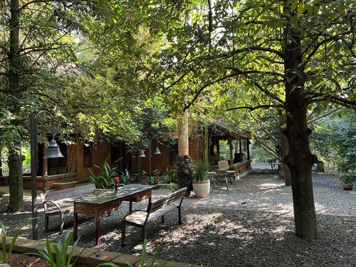 Charming 2-bedroom farmhouse in delightful Kochi with WiFi, AC