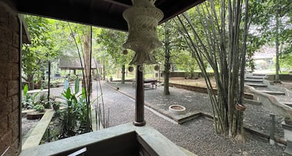 Charming 2-bedroom farmhouse in delightful Kochi with WiFi, AC