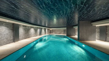 Piscine couverte, accÚs possible de 10 h 00 à 20 h 00, chaises longues