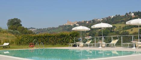 Außenpool (je nach Saison geöffnet), Sonnenschirme, Liegestühle