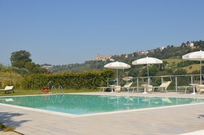 Außenpool (je nach Saison geöffnet), Sonnenschirme, Liegestühle