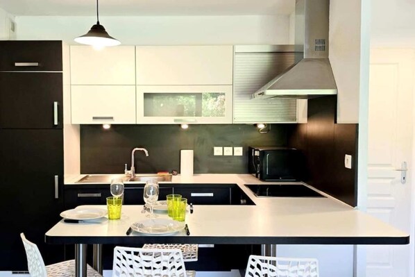 Réfrigérateur, micro-ondes, four, plaque de cuisson