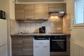 ثلاجة، ميكروويف، فرن، موقد طهي مسطح