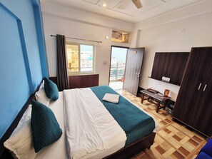 Deluxe Double Room, Balcony | Free WiFi - Manzil Hostel (Rishikesh)