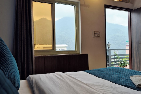 Quarto casal luxo, sacada | Wi-Fi de cortesia