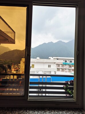 Deluxe Double Room, Balcony | Free WiFi - Manzil Hostel (Rishikesh)