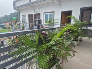 Deluxe Double Room, Balcony | Free WiFi - Manzil Hostel (Rishikesh)