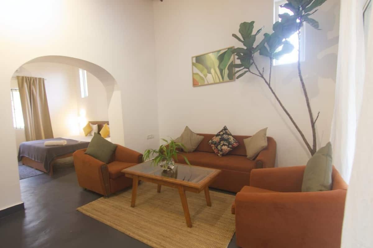 Suite Studio, balcon, vue piscine | Coin séjour