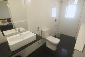 Suite estudio, balcón, vista a la alberca | Baño