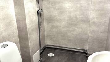 Regadera, toallas, jabón, papel de baño