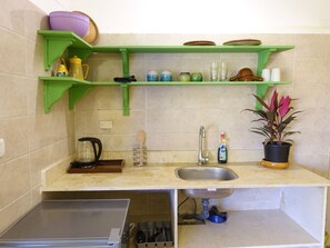 Coffee/tea maker, electric kettle, cookware/dishes/utensils - Charming studio with steps away from the beach in Dahab (Dahab)