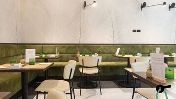 Petit déjeuner buffet (25 EUR par personne)