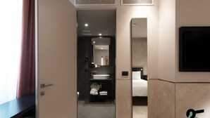 A modern hotel bathroom with a large mirror, a sink, and a toilet. - HOTIDAY Room Collection - Milano Cinque Giornate (Milan)