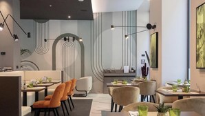 Interior moderno de restaurante con mesas, sillas e iluminación ambiental.