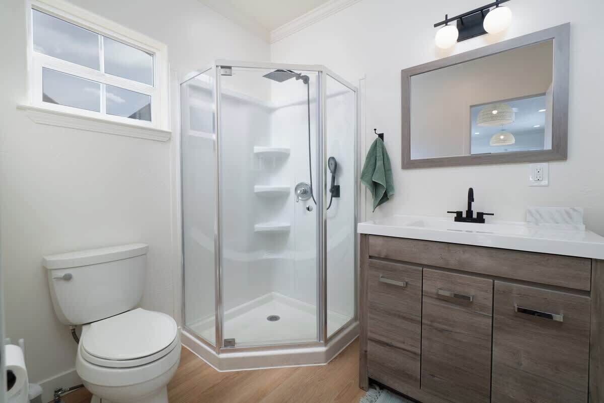 Shower, hair dryer, towels, shampoo