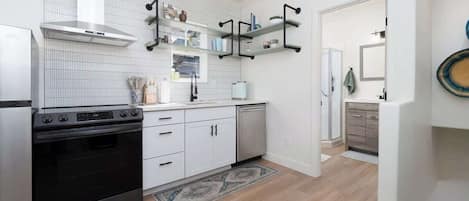 Refrigerador, microondas, horno y parrilla de estufa