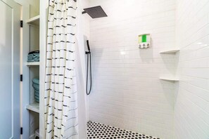 Dusche, Haartrockner, Shampoo