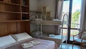 Una camera da letto con un letto a castello, una scrivania, una sedia, una libreria e un condizionatore d'aria.