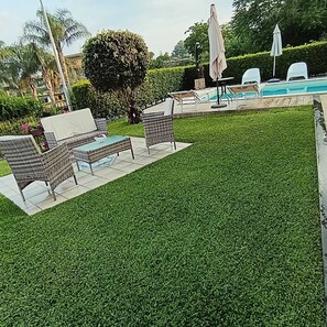 Una piscina al aire libre