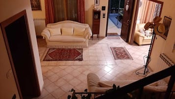 Smart-TV, Kamin, Bücher