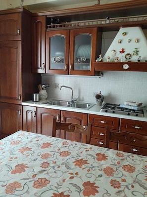 Frigorifero, microonde, forno, piano cottura