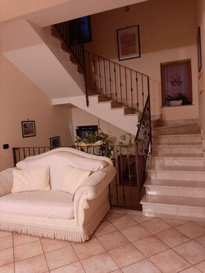 Smart-TV, peis og bøker