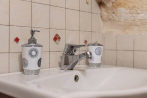 Douche, sèche-cheveux, bidet, serviettes fournies