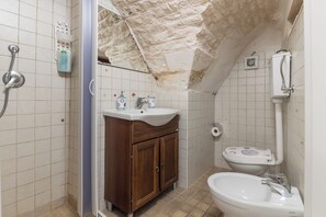 Douche, sèche-cheveux, bidet, serviettes fournies