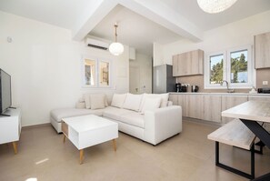 1 habitación, sistema de insonorización y tabla de planchar con plancha